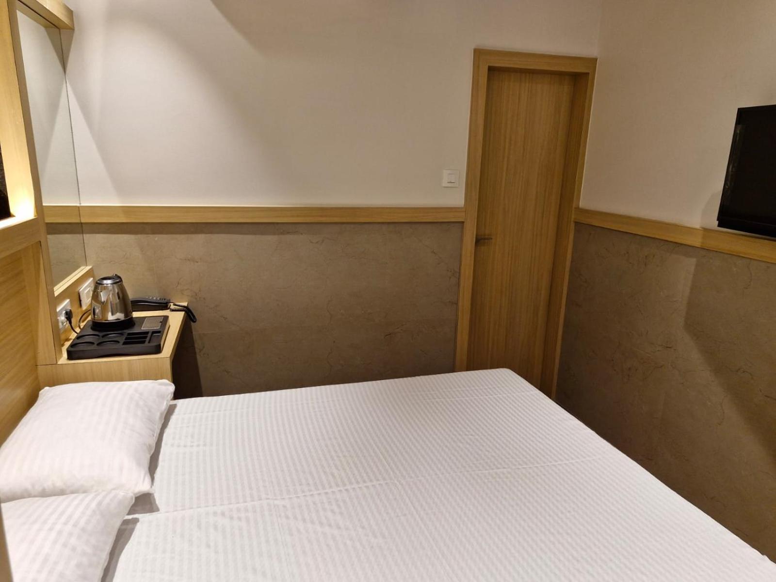 Avenue 10 Boutique Hotel Pune Bagian luar foto